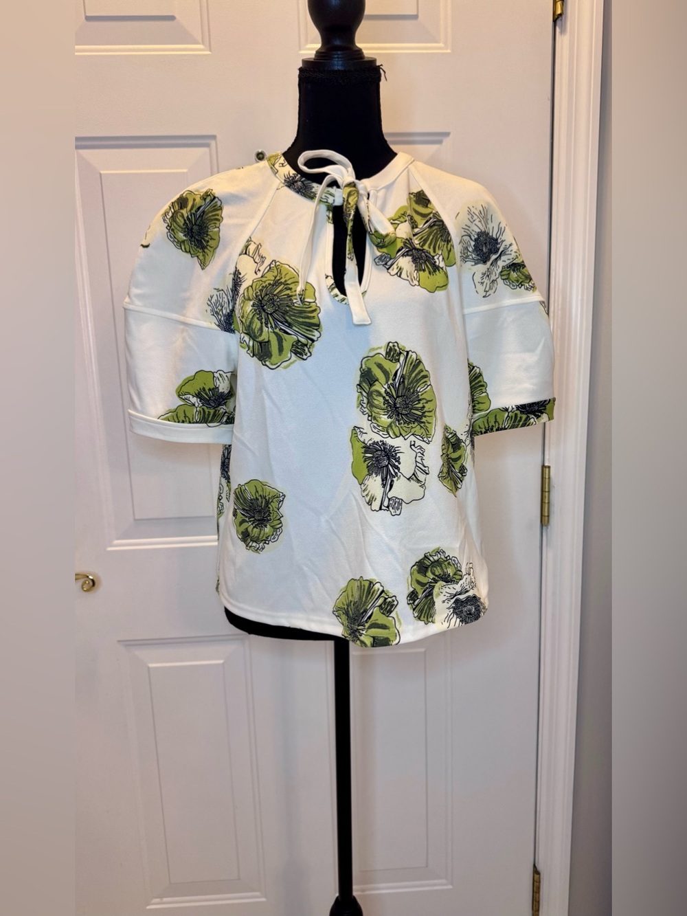 MELLODAY White Floral Tie-Neck Tunic with Green Print
